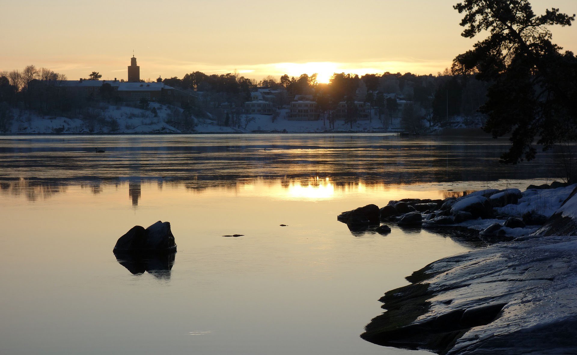 Vinter soluppgång vid sjö